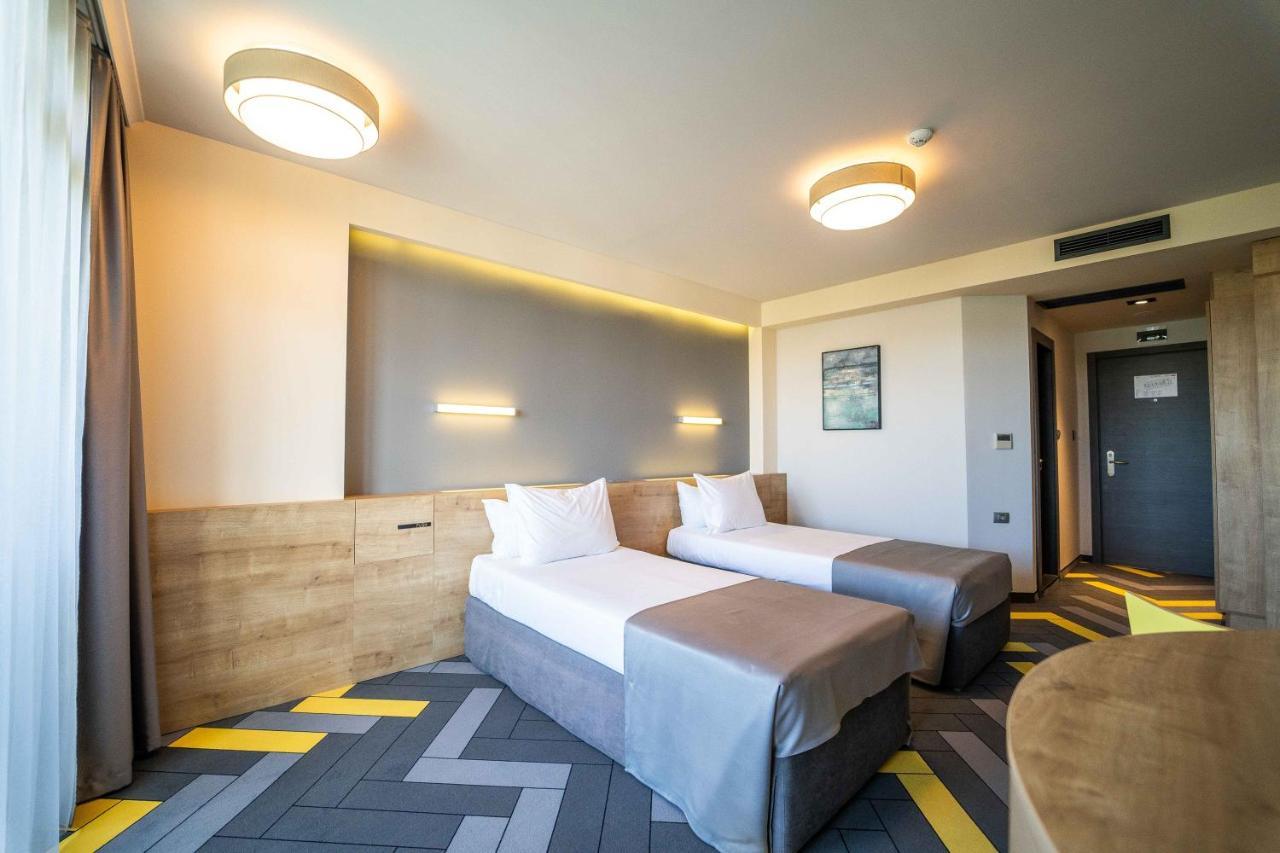Promo Tweepersoonskamer met 2 Aparte Bedden (2 Volwassenen + 1 Kind) - Gratis Minibar & Parkeren