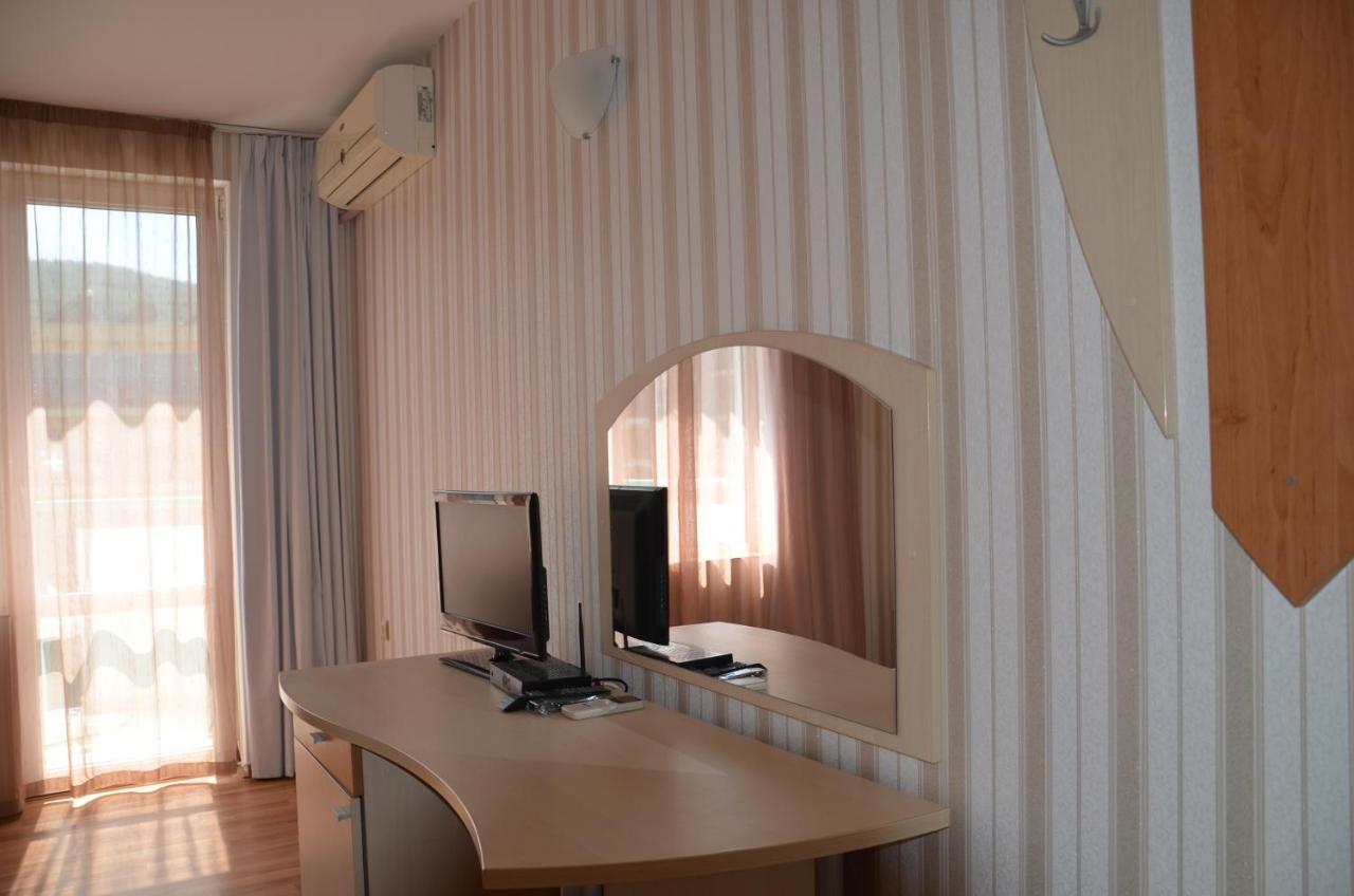 Doppel-/Zweibettzimmer mit Balkon