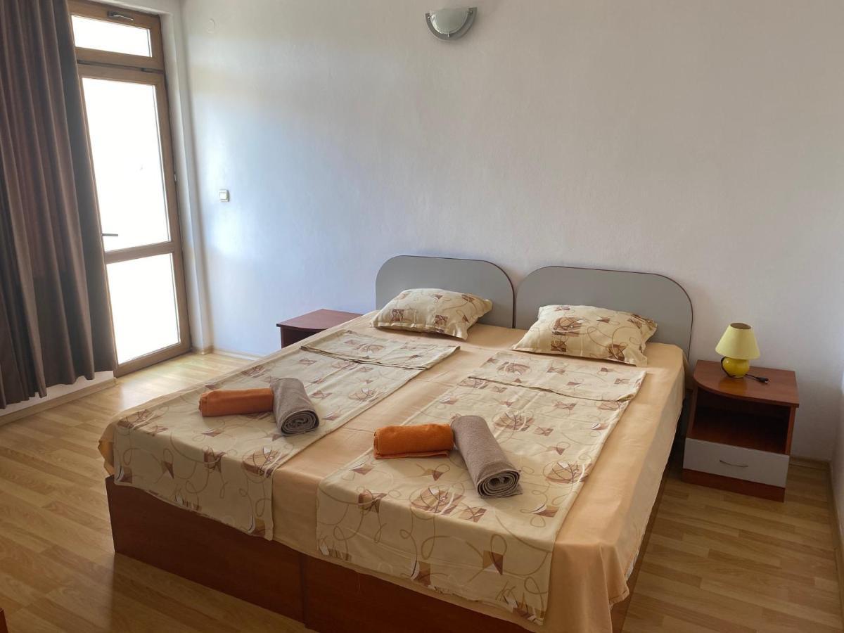 Doppel-/Zweibettzimmer mit Balkon