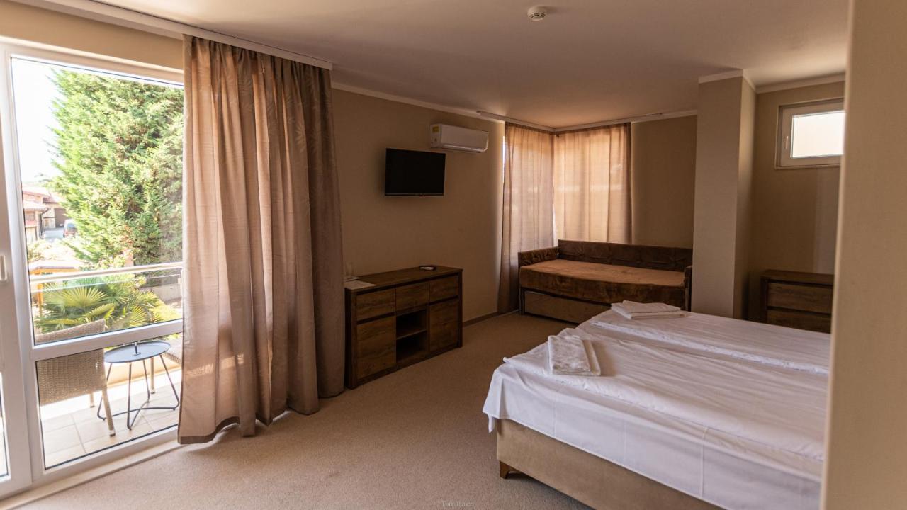 Deluxe Dreibettzimmer mit seitlichem Meerblick