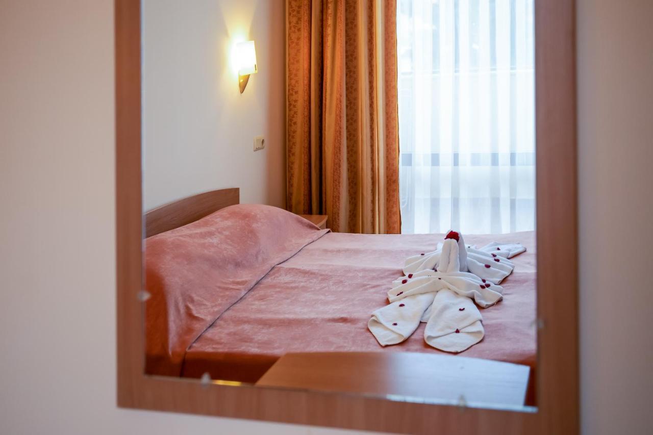 One-Bedroom Apartment,831817556:JPEG