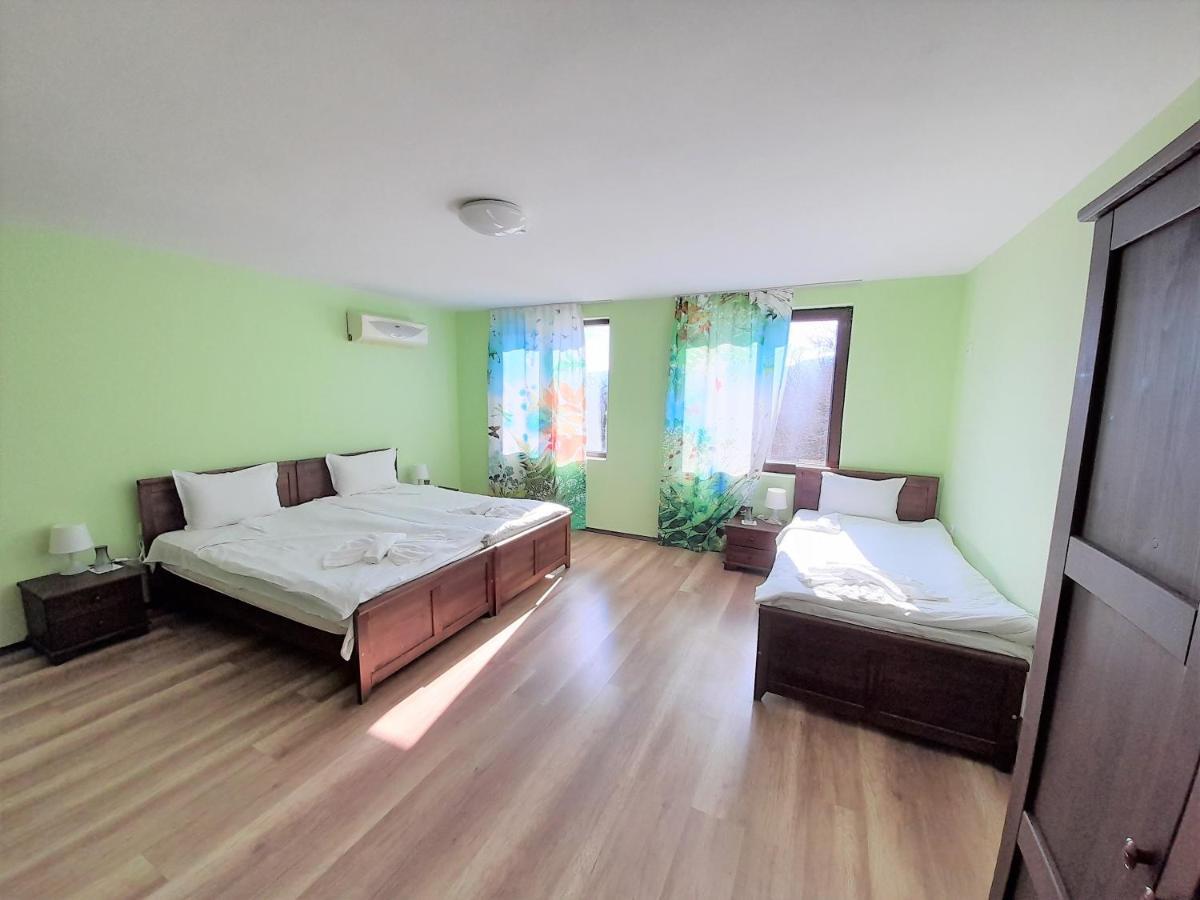 Dreibettzimmer mit Gartenblick