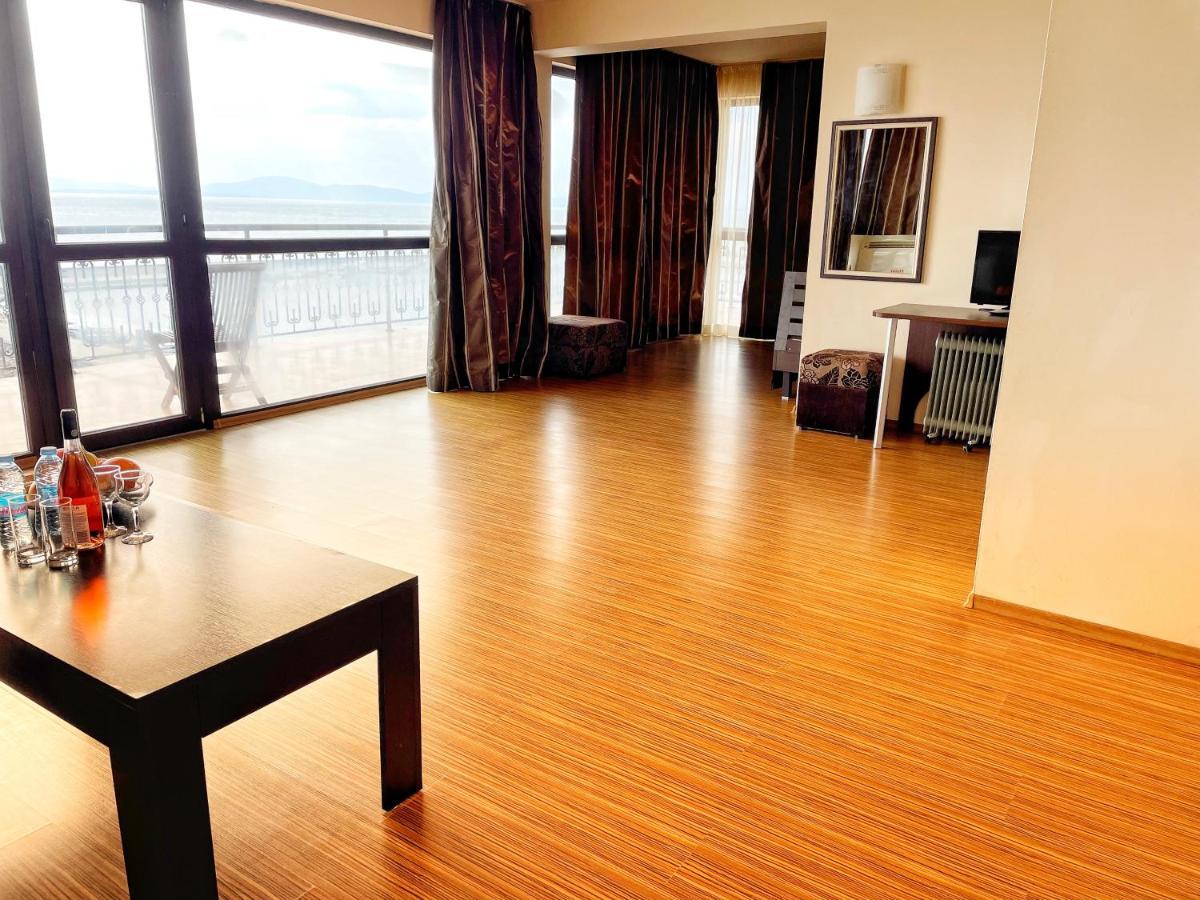 Studio with Sea View,1364042414:JPEG