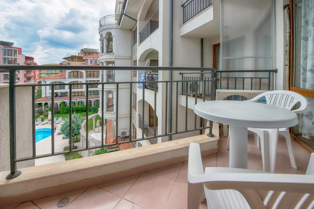 Appartement met 2 Slaapkamers en Uitzicht op het Zwembad