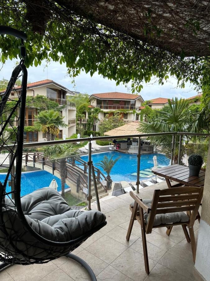 Apartment with Pool View