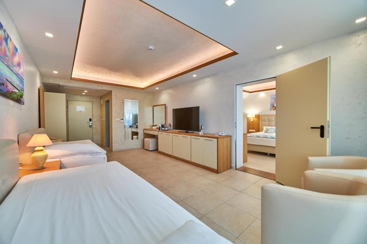 Apartament typu Suite z 1 sypialnią, balkonem i częściowym widokiem na morze