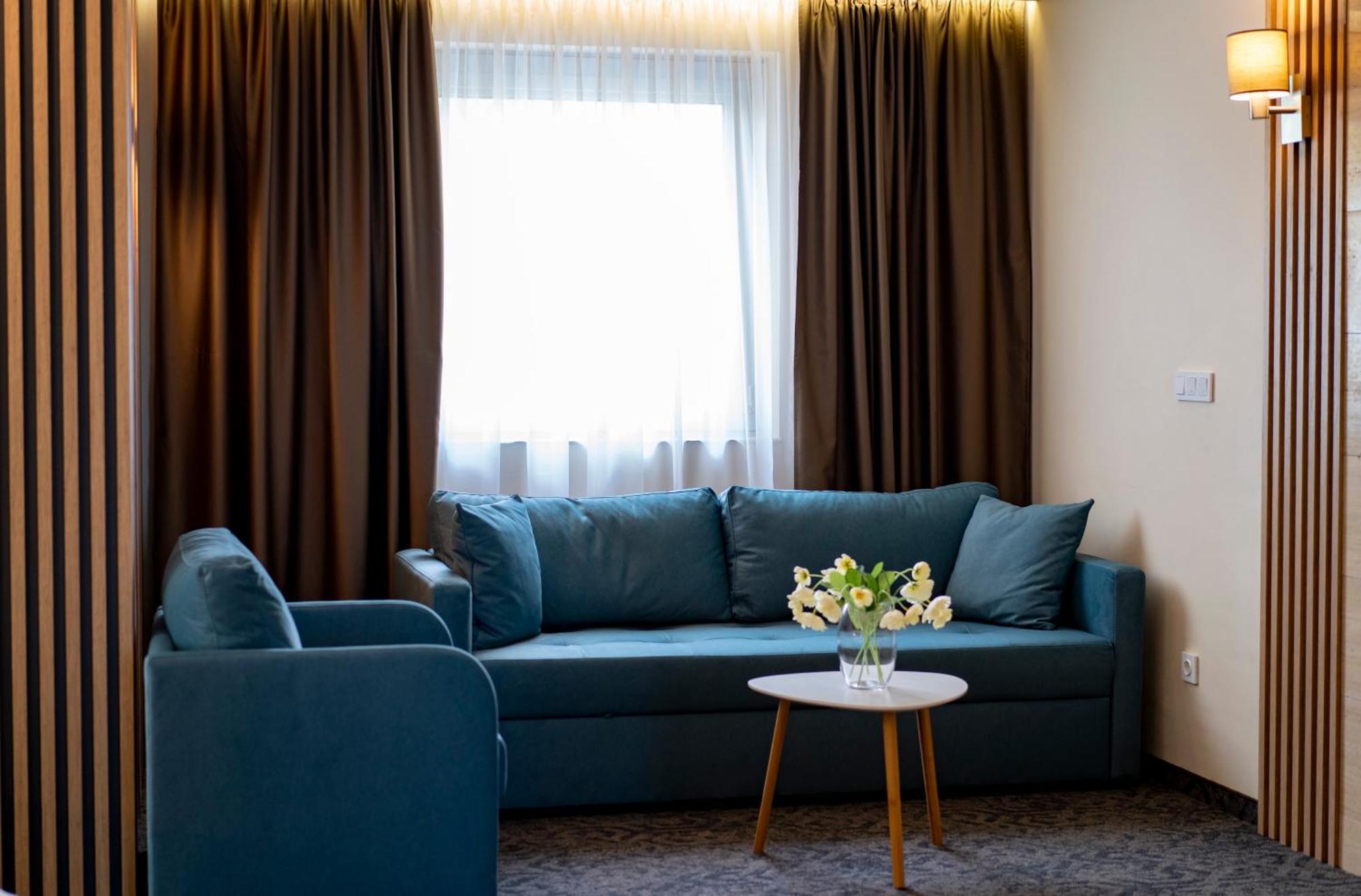 Suite,1588037993:JPEG