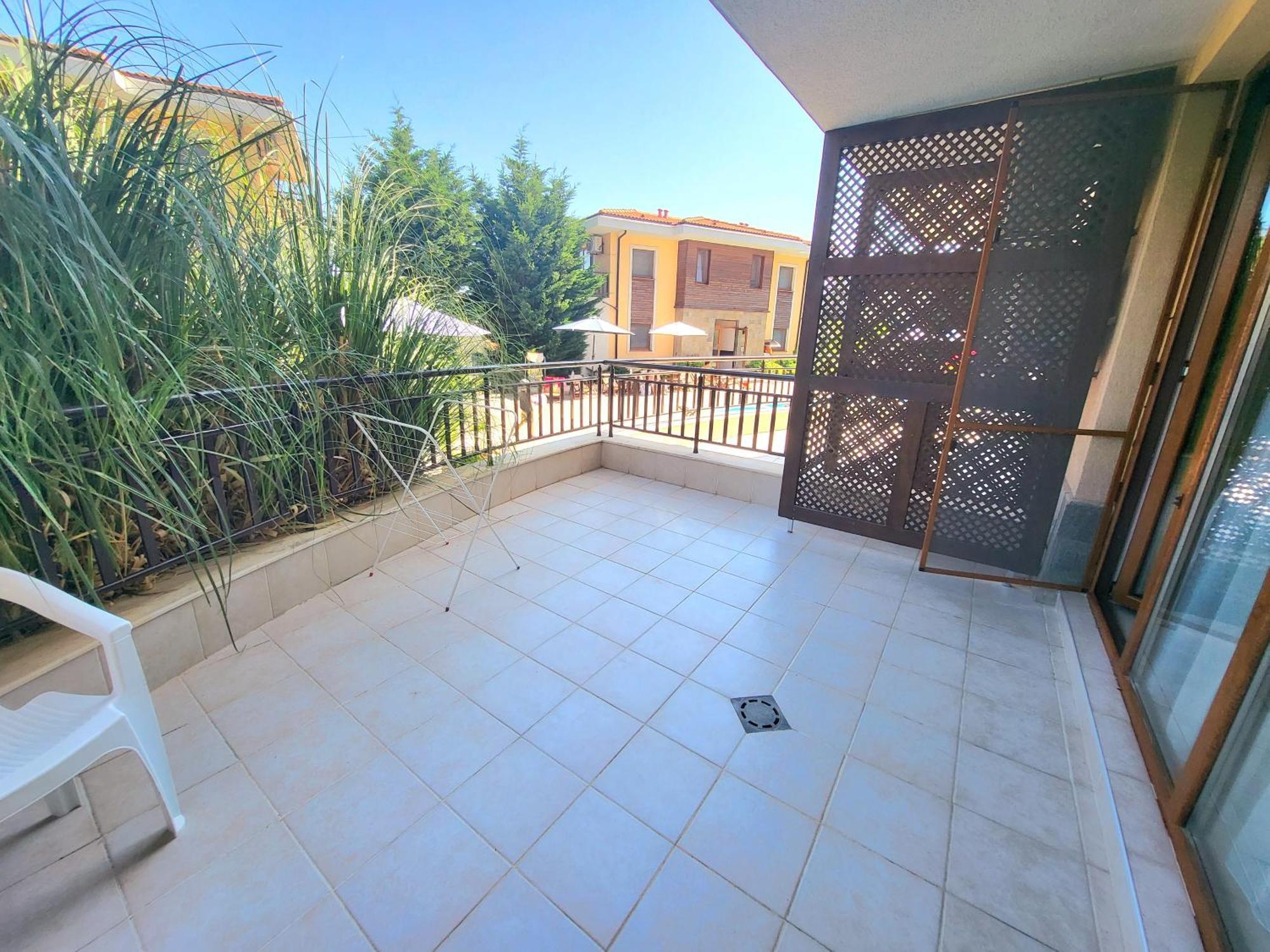 Studio mit Poolblick