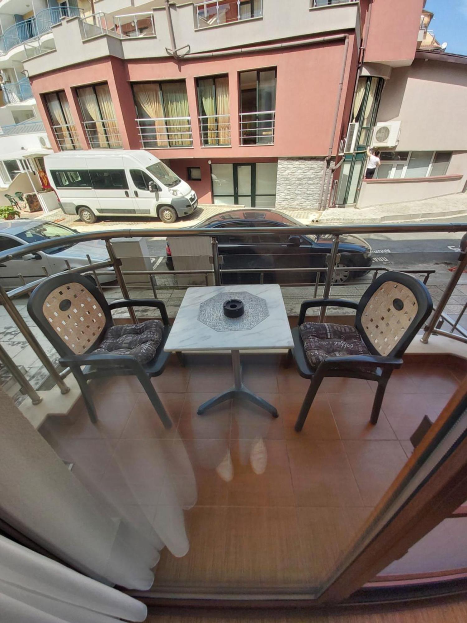 Zimmer mit Queensize-Bett und Balkon