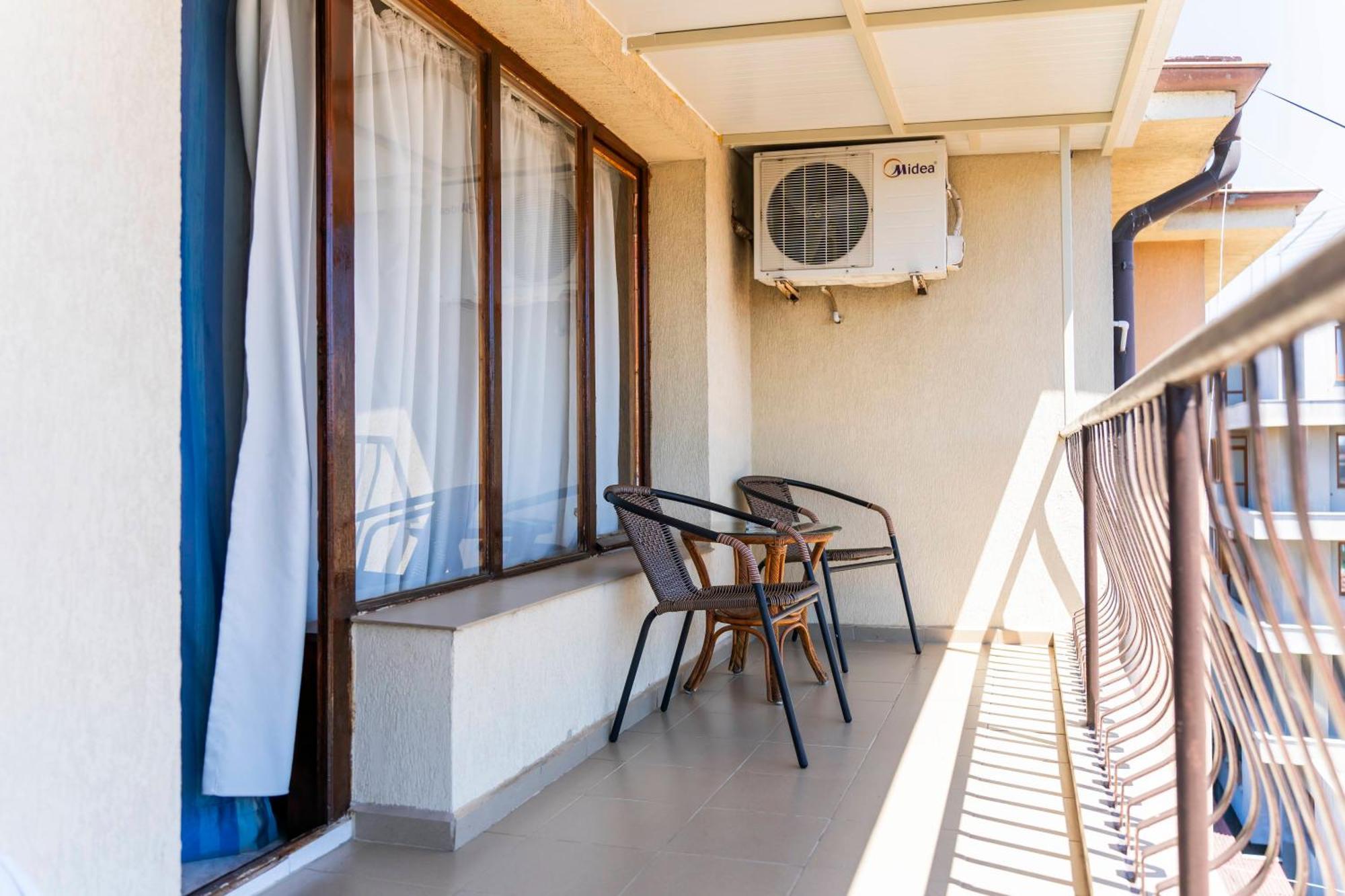 Zweibettzimmer mit Balkon