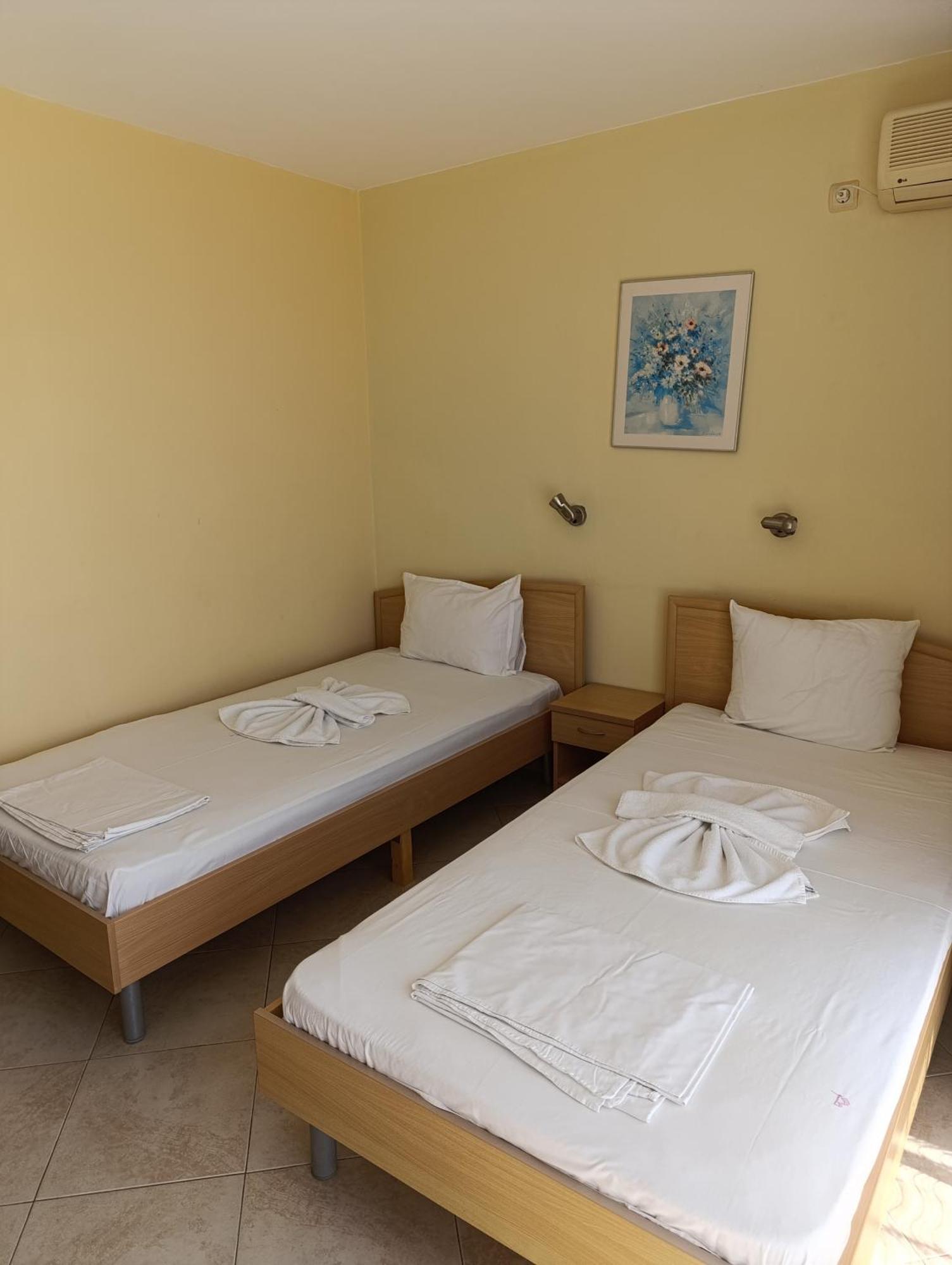 Doppel-/Zweibettzimmer mit seitlichem Meerblick