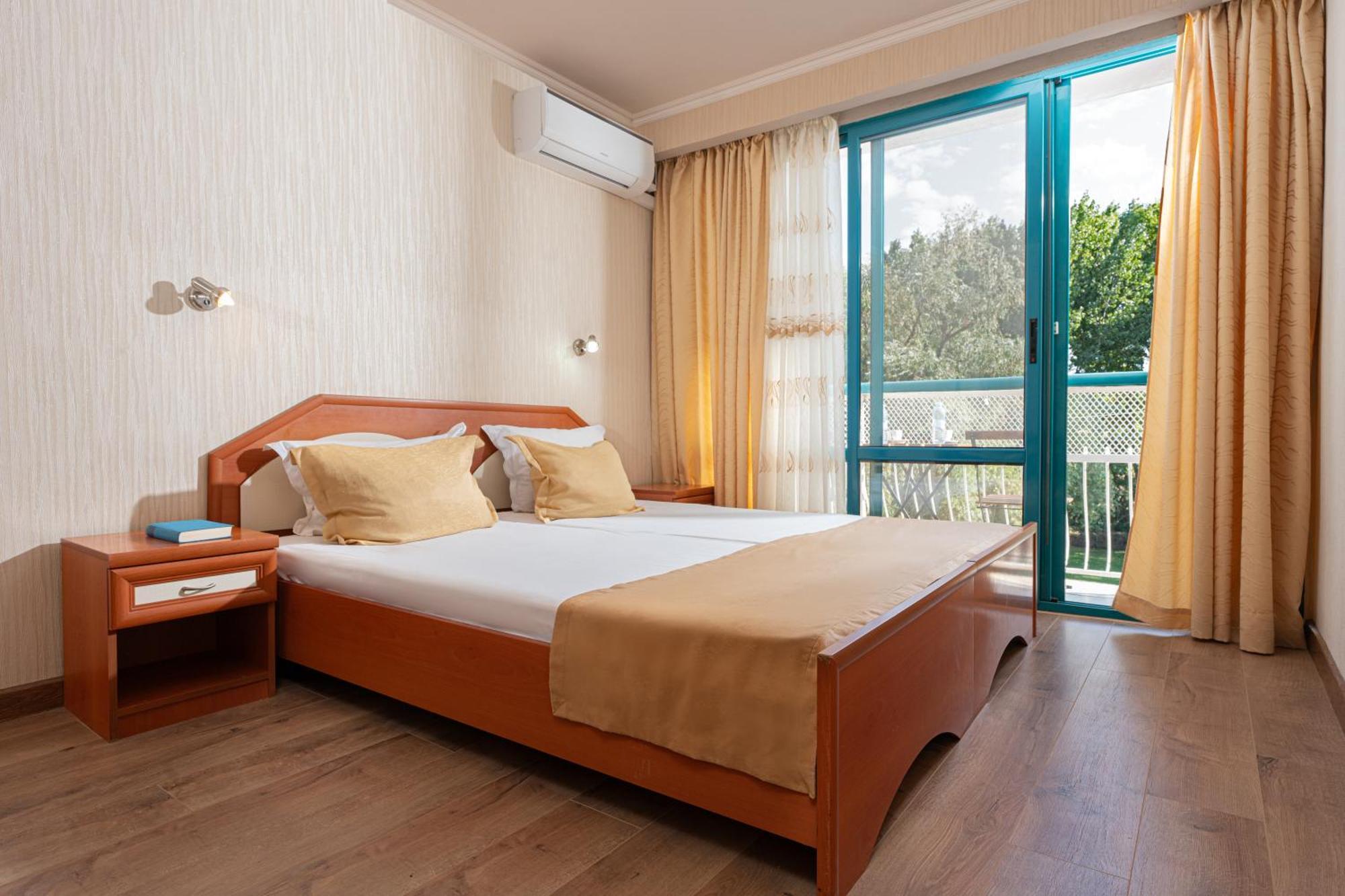 Double Room with Balcony and Pool View,1661646554:JPEG