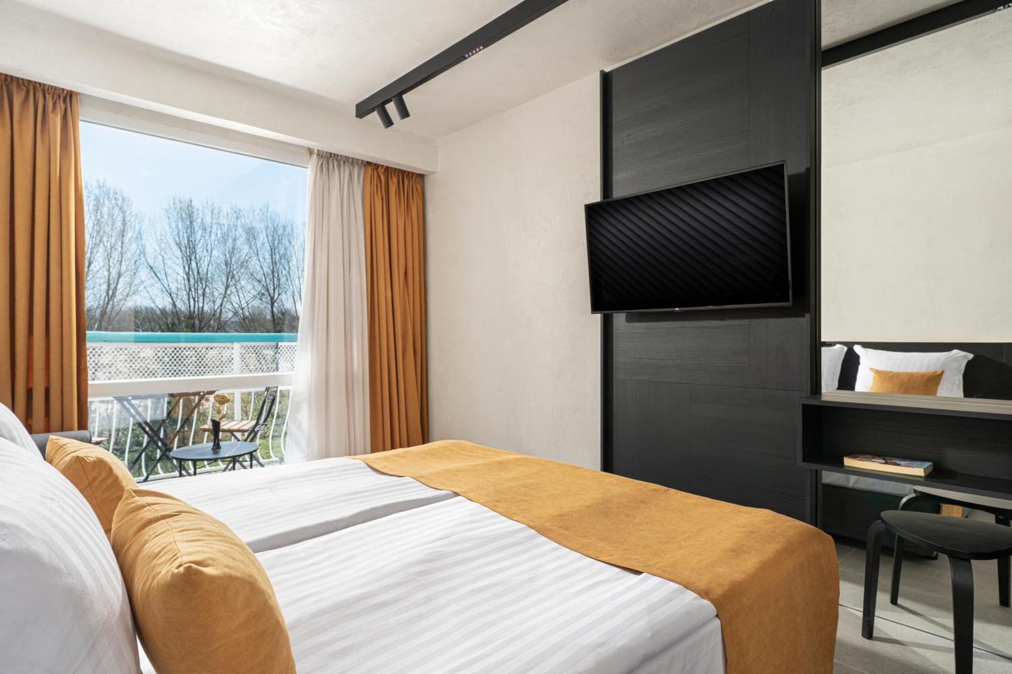 Double Room Balcony Street View Fully Renovated,1661646557:JPEG