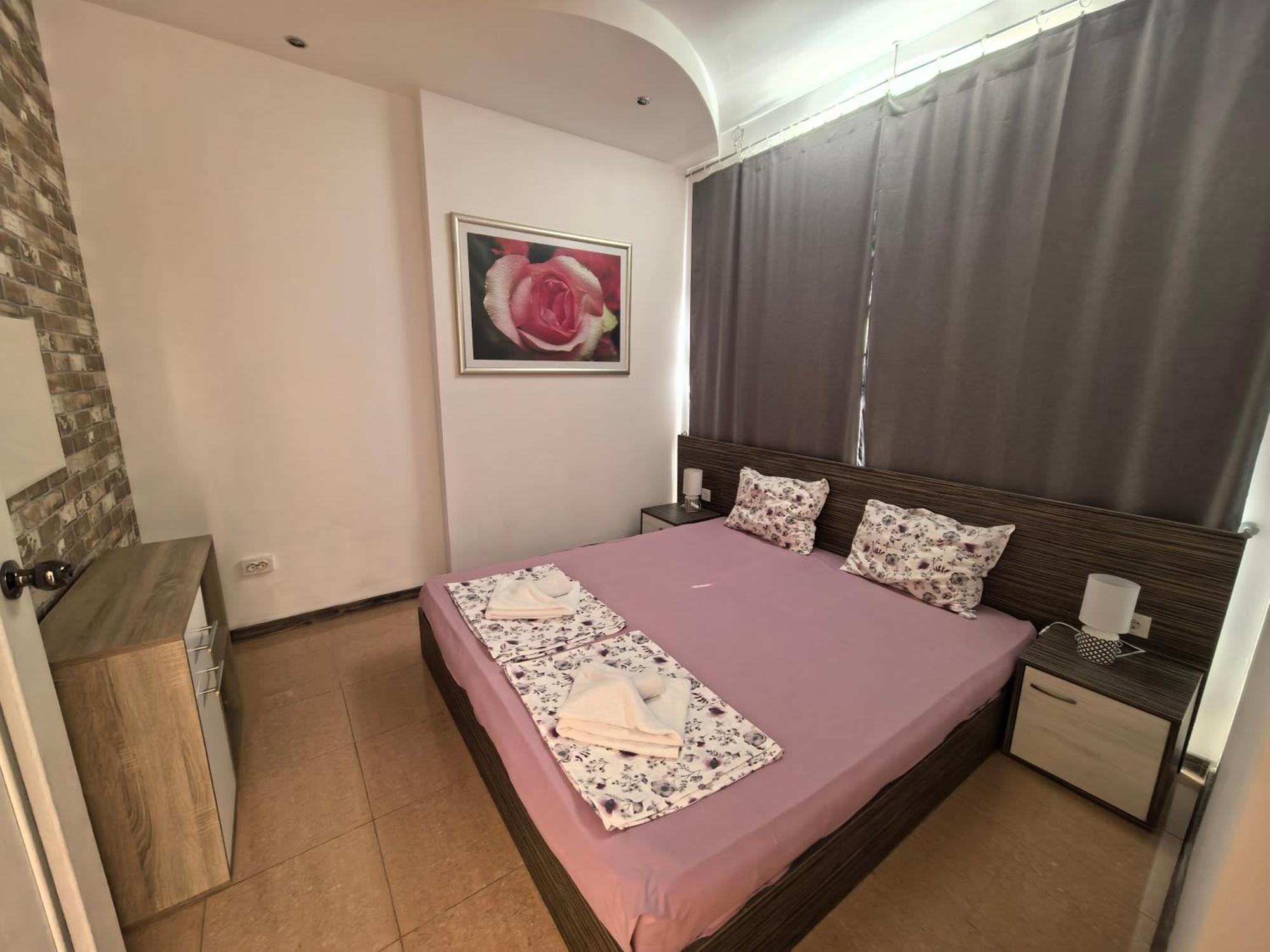 Appartamento con 2 Camere da Letto e Vista Piscina
