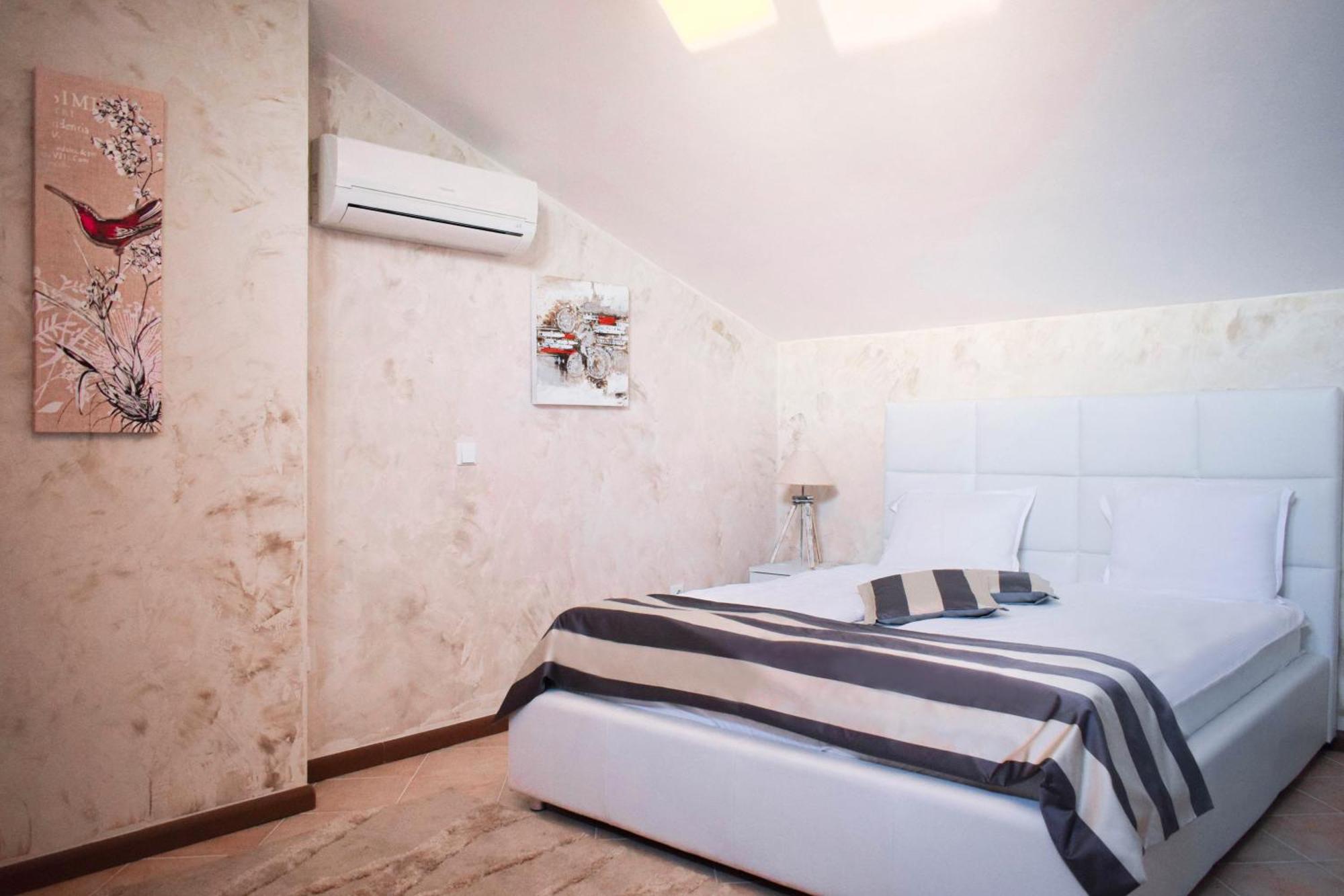 Premium Three-bedroom Apartment with Gallery and Sea View