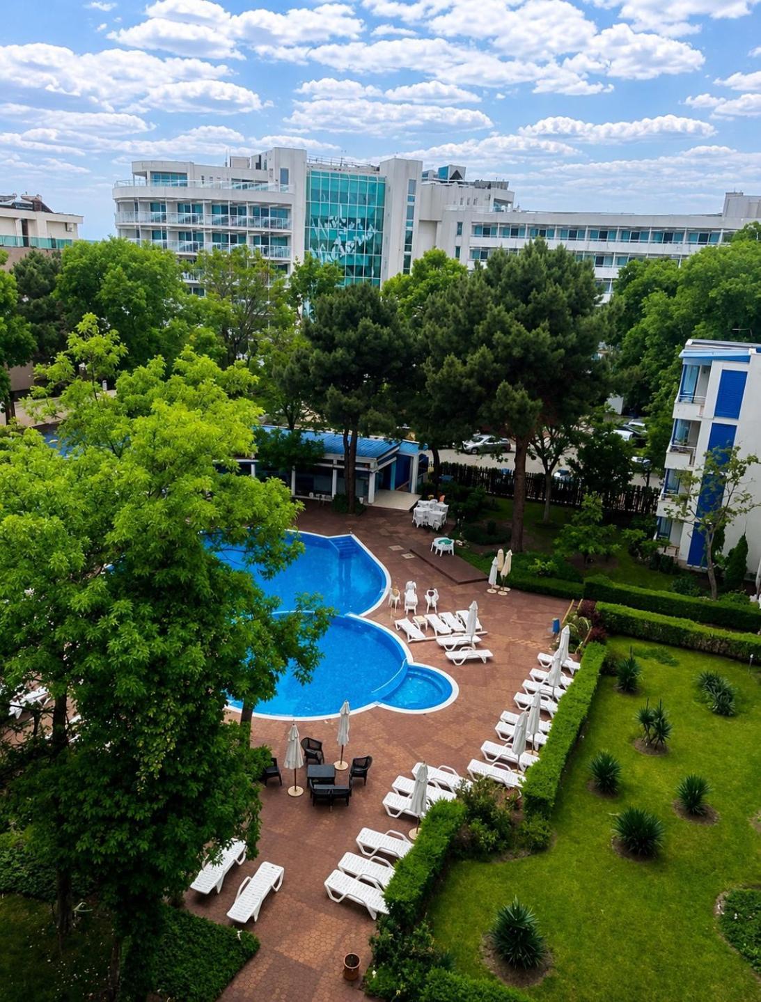 One-Bedroom Apartment with Pool View