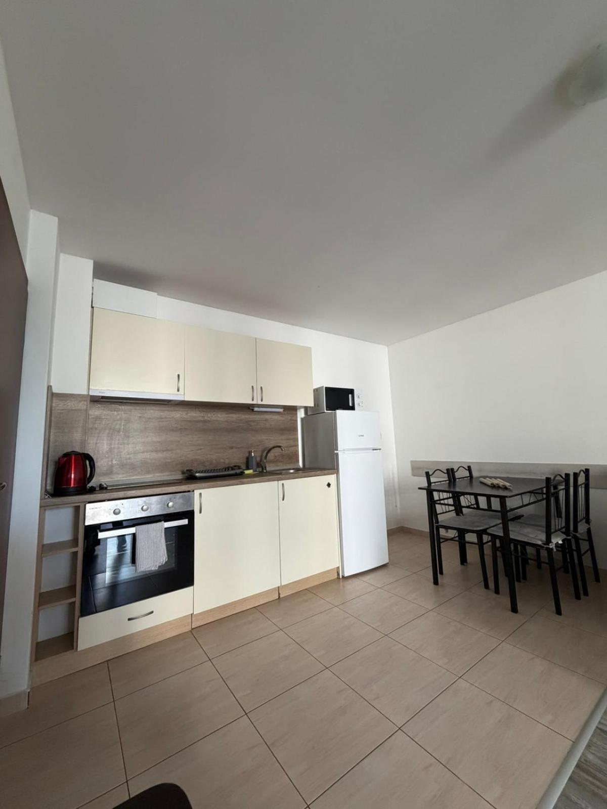 Studio mit seitlichem Meerblick