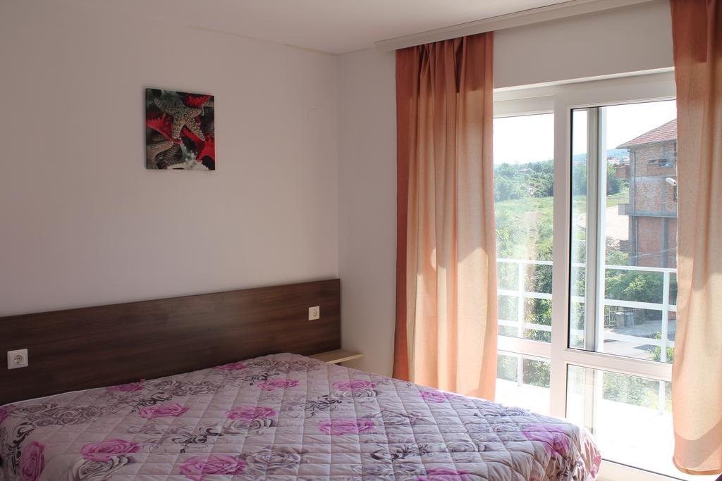 Doppel-/Zweibettzimmer mit Balkon