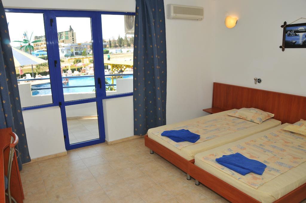Zweibettzimmer mit Balkon