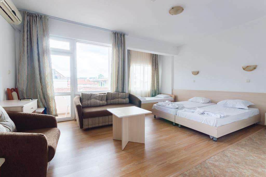 Quadruple Room with Balcony (2 Adults +2 Children),408832434:JPEG