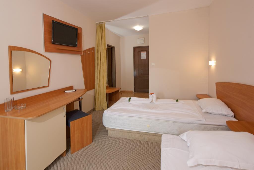 Quadruple Room,411771054:JPEG