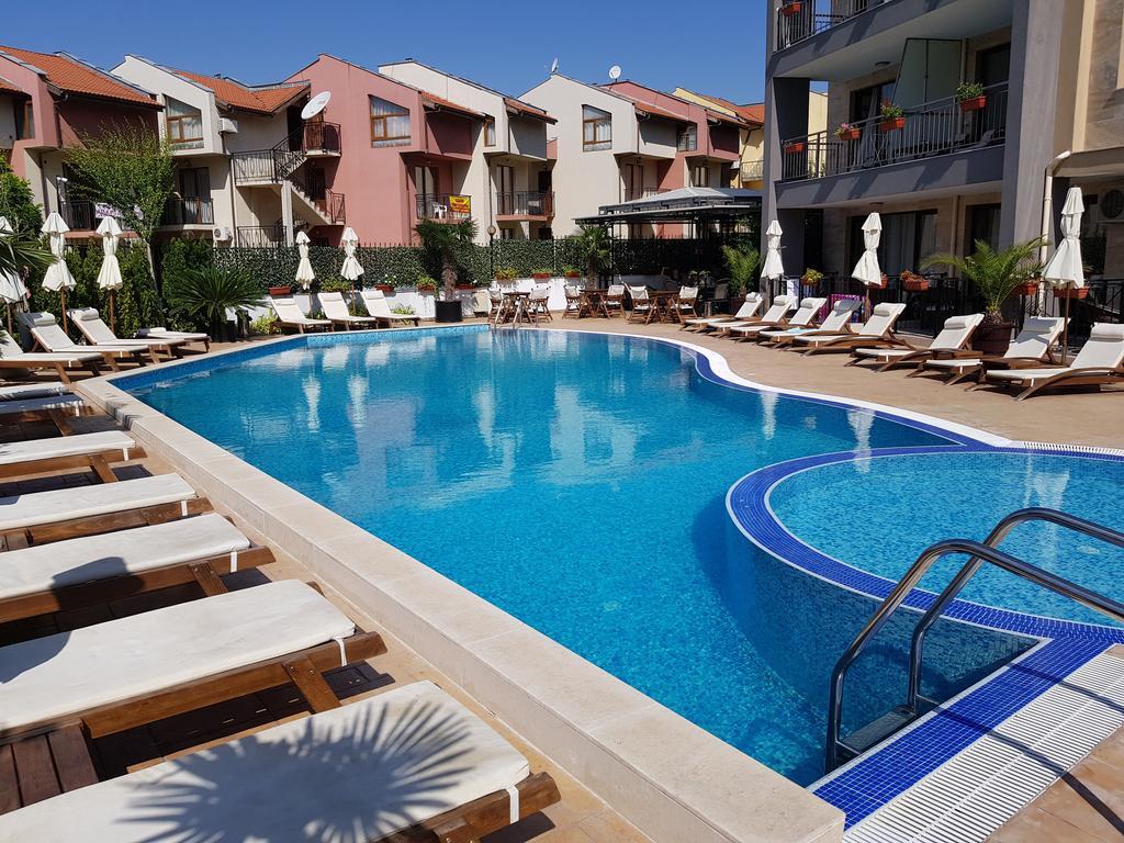 Studio mit Terrasse und Poolblick
