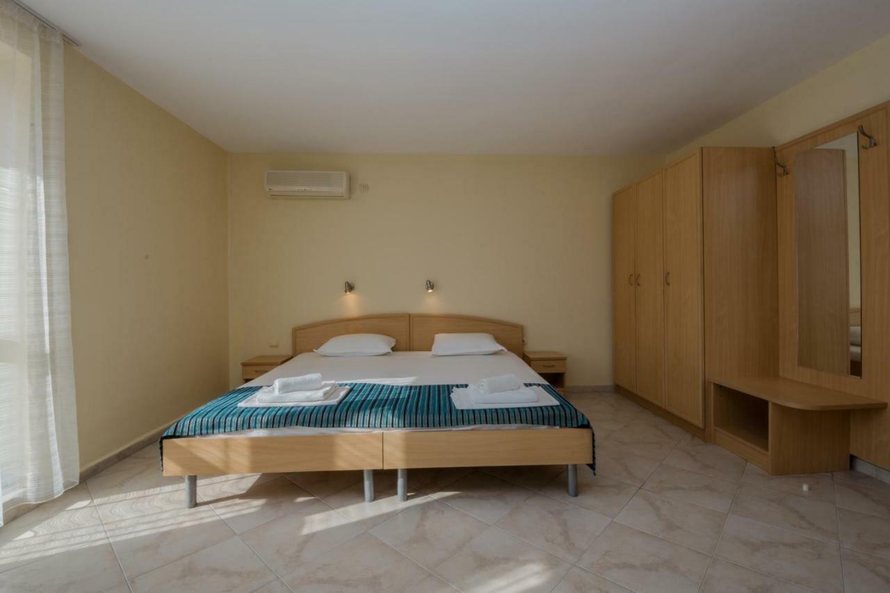 Dreibettzimmer mit Balkon