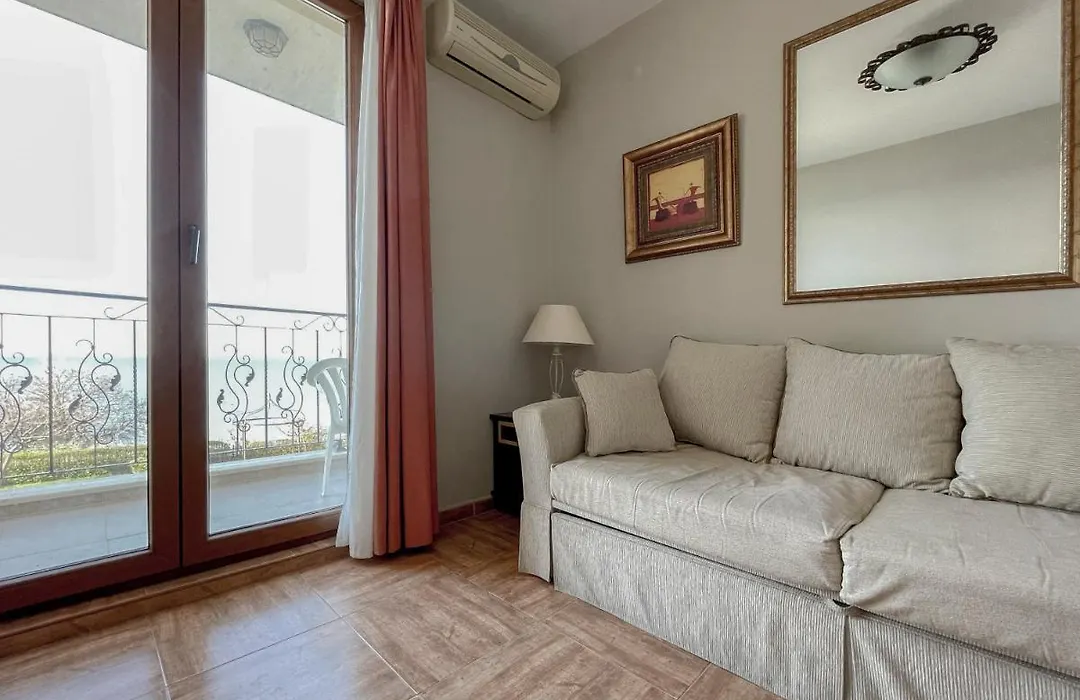 Royal Bay Apartments With Self Check-In-1