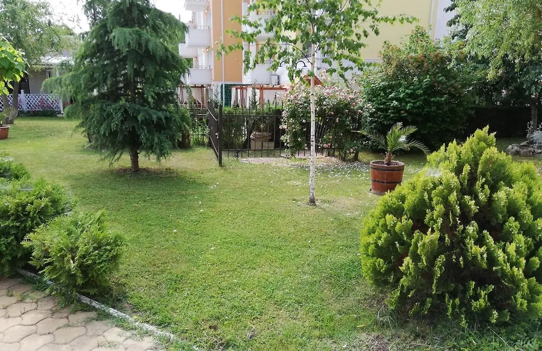 Debbies 2 Bed Apart With Pool And Garden Views-1