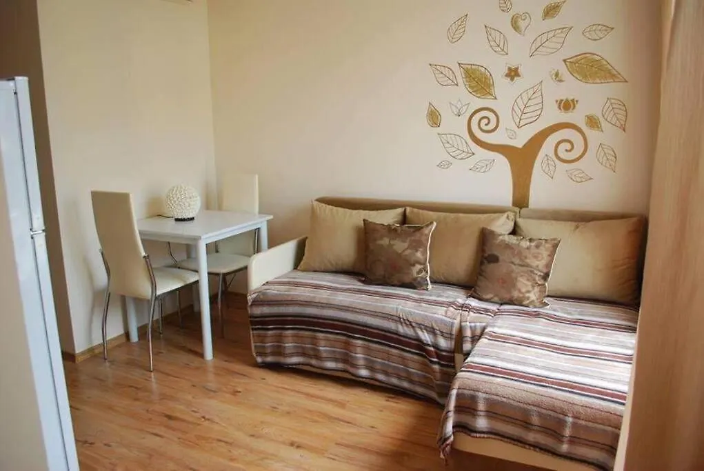 Plush, 1 Bed Apt, Dawn Park D-1