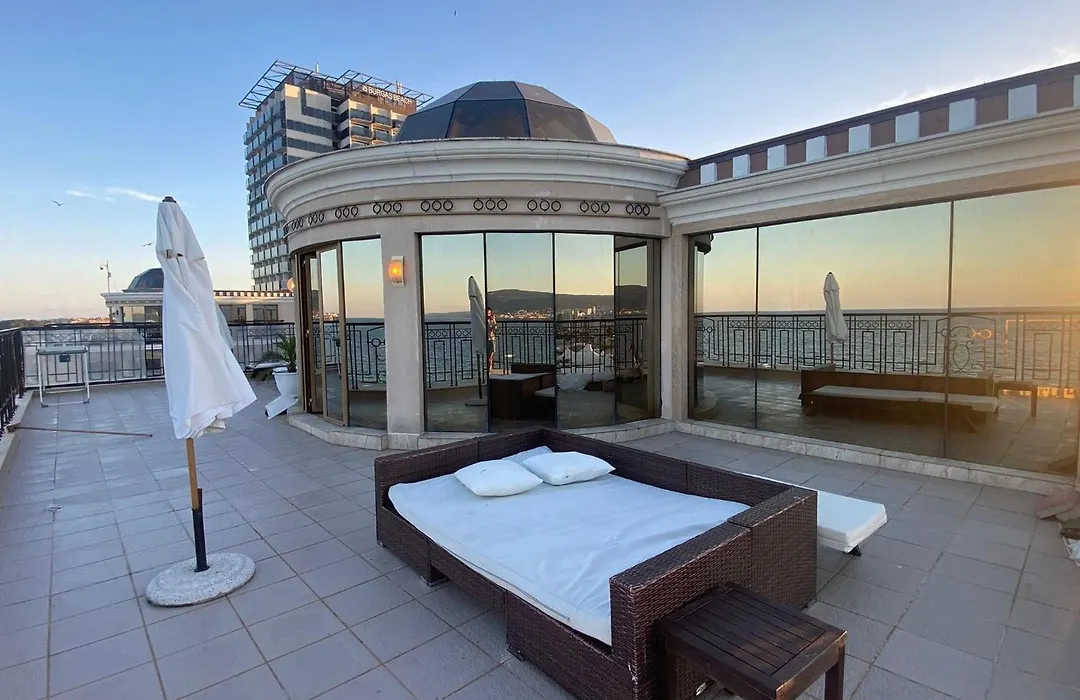 Penthouse Happy Moments-1