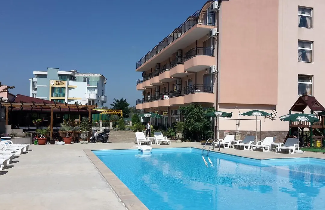 Hotel Black Sea - Breakfast, Pool & Free Parking-1