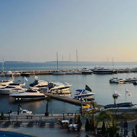 Seaside 2 Bedroom Apartment With Balcony For 4-5 Pax-2