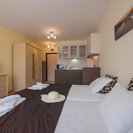 Admiral Plaza Holiday Apartments-3