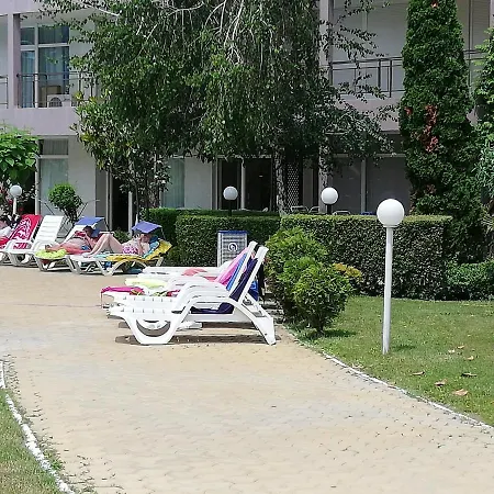 Debbies 2 Bed Apart With Pool And Garden Views-3