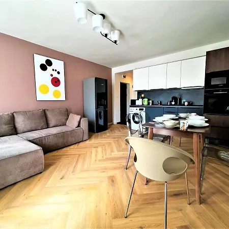Bravo 5 Holiday Home-3