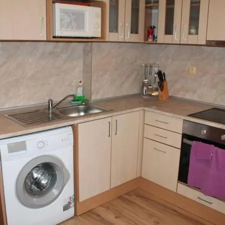 Spacious, 1 Bed Apt, Dawn Park-2