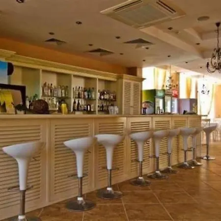 Spacious, 1 Bed Apt, Dawn Park-3