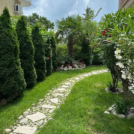 Къща за гости Golden Reef-3