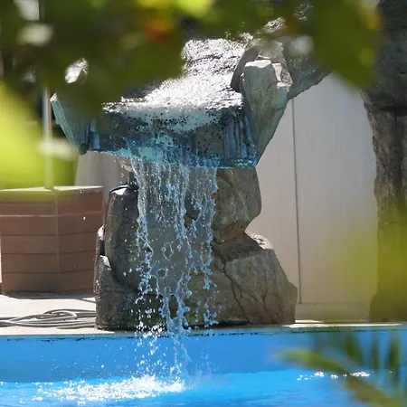 Sun Village Beach Retreat: Spacious Apartment with Pool Access-2
