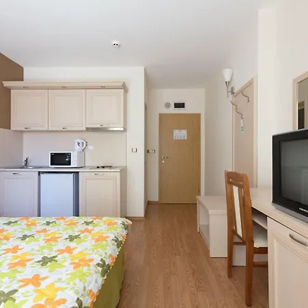 Cosy Studio With Kitchen & Balcony-3