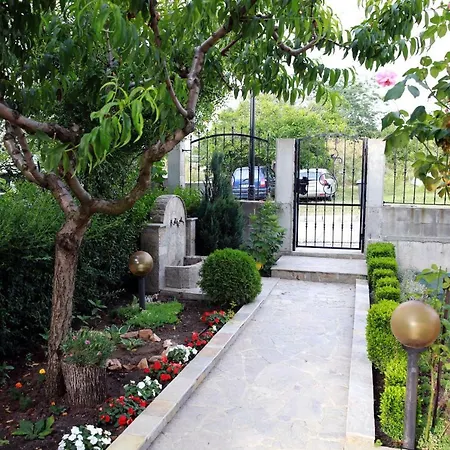 Guest House Ivanovi-2