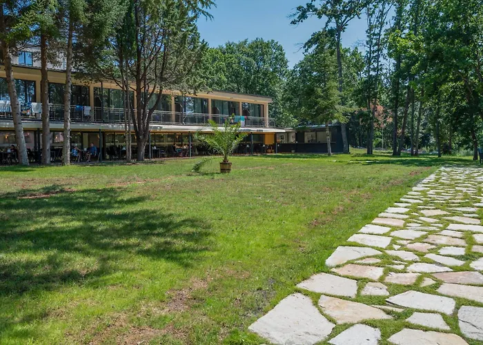 Куин Нели Парк Hotel Китен