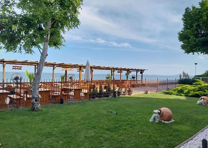 Aura Family Hotel Равда